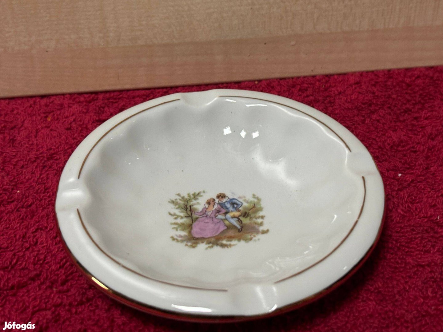 Romantikus jelenetes porcelán hamutartó, tál, tálka