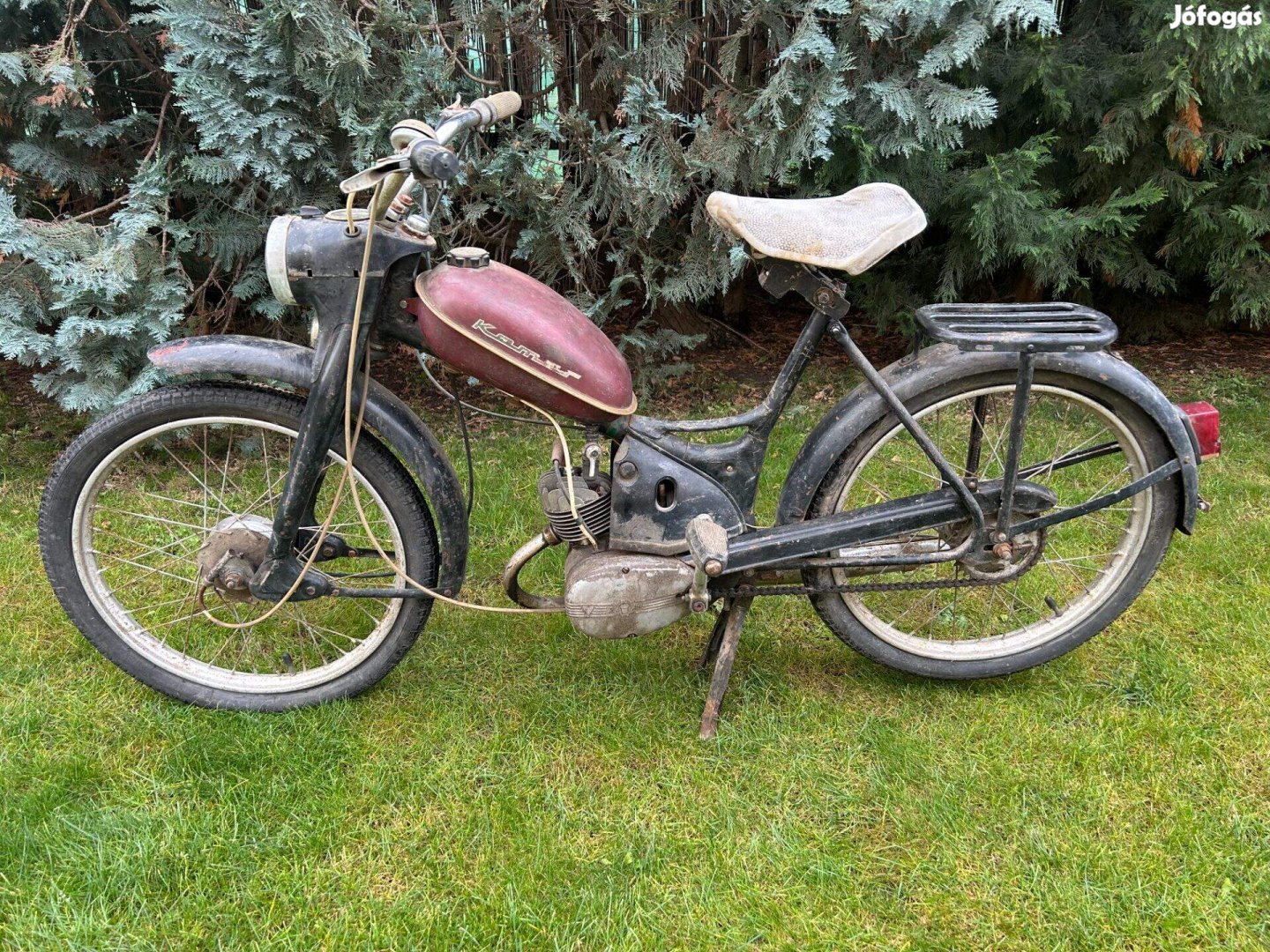 Romet Komár 1 papírokkal