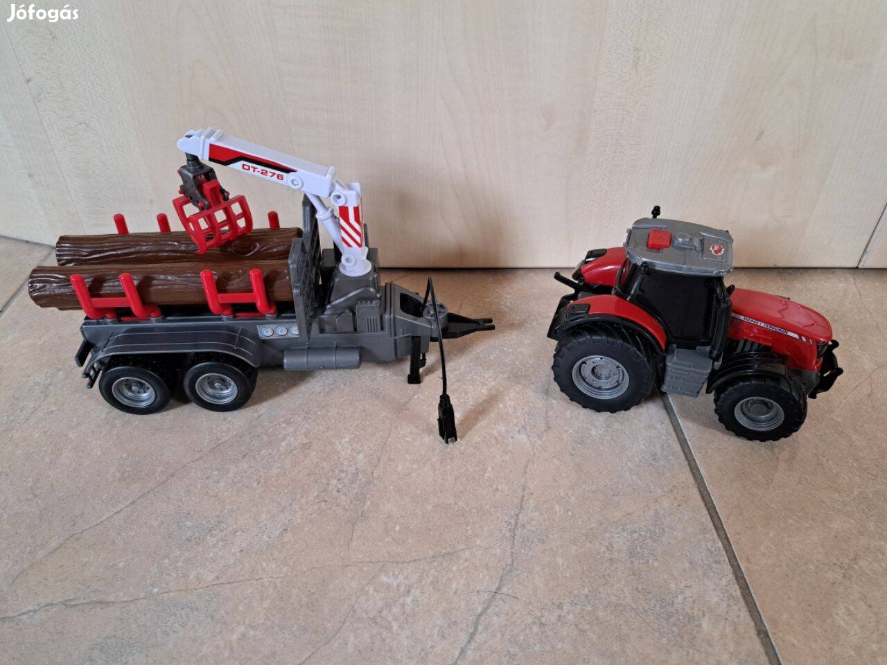 Rönkszállító traktor daruval, fénnyel és hanggal
