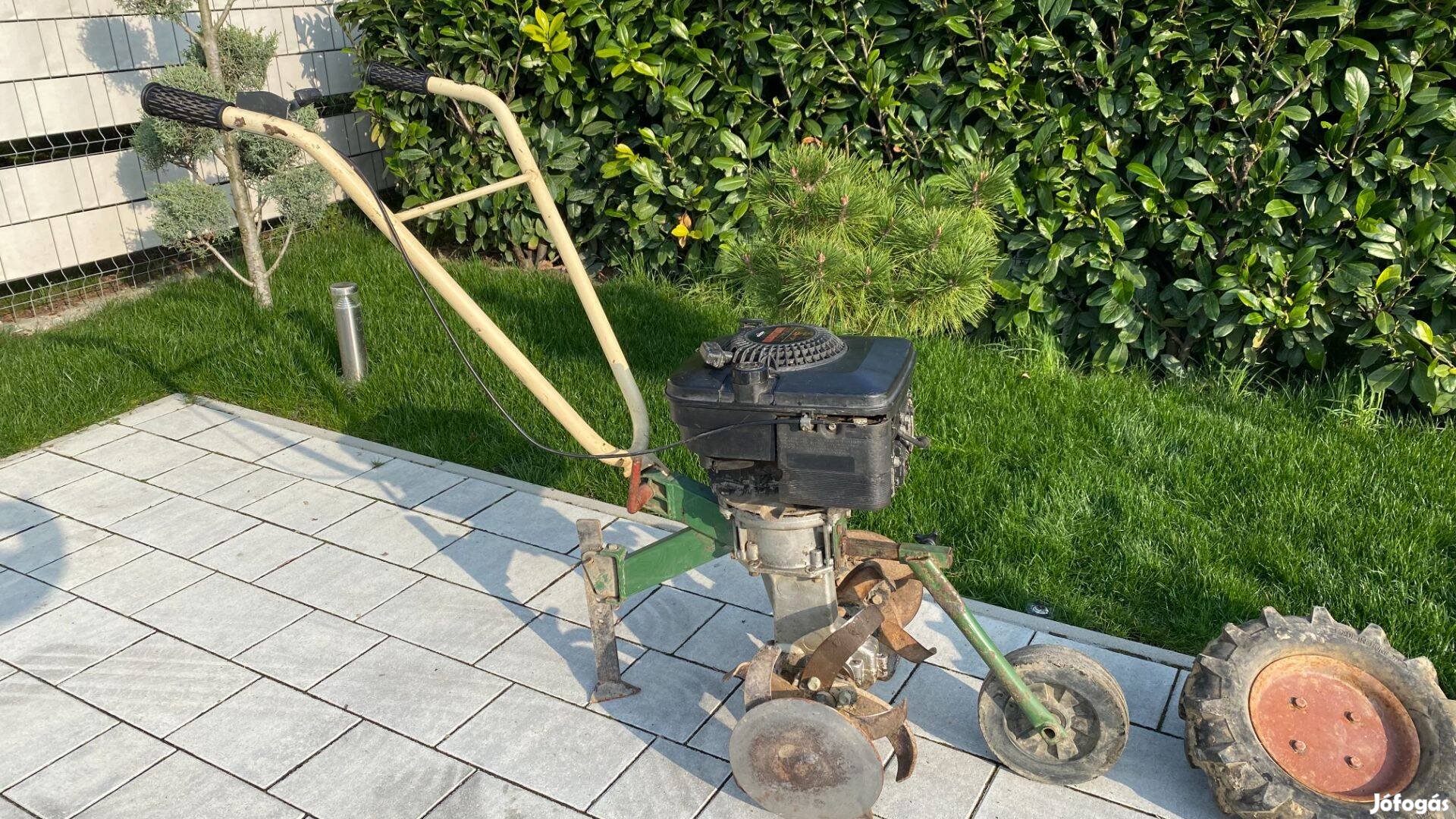 Rotációs kapagép Briggs & Stratton motorral és kerekekkel