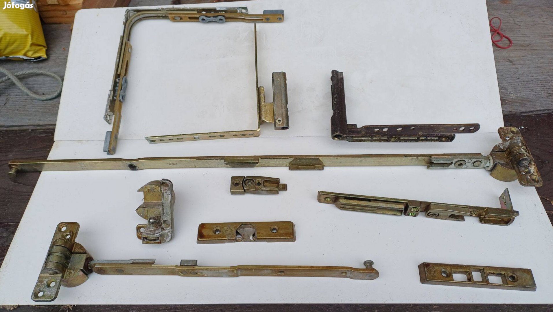 Roto vasalatok régi sárga fához és müanyaghoz