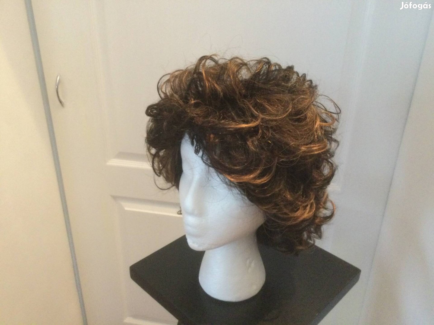 Rövid, göndör női paróka