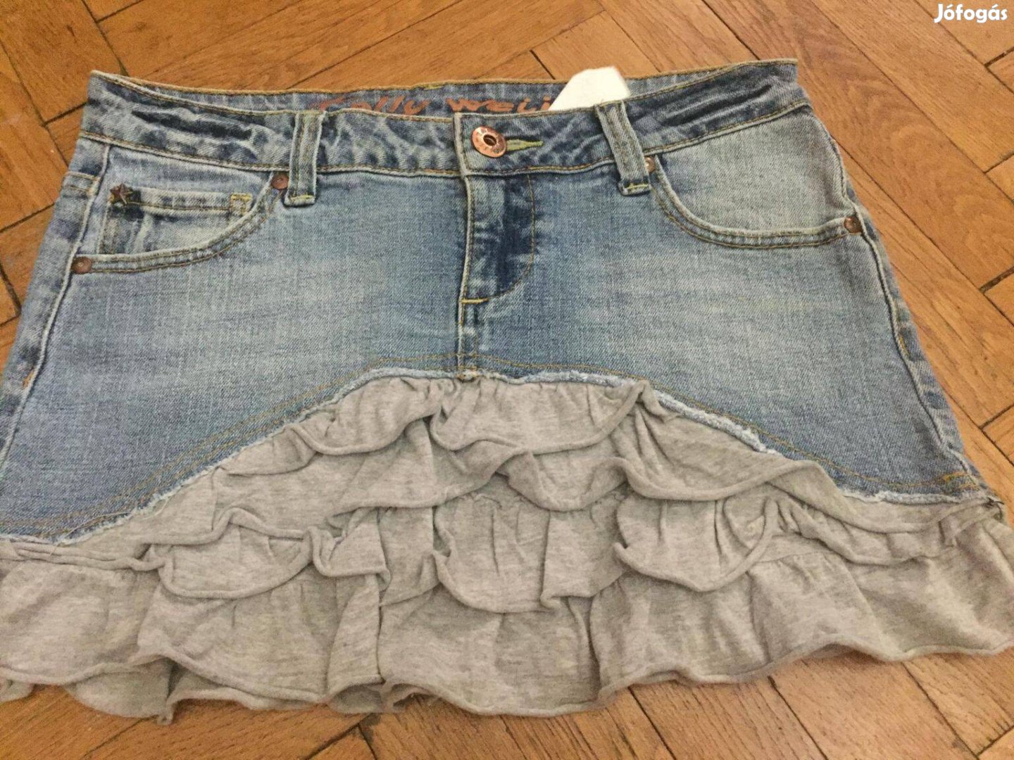 Rövid farmerszoknya