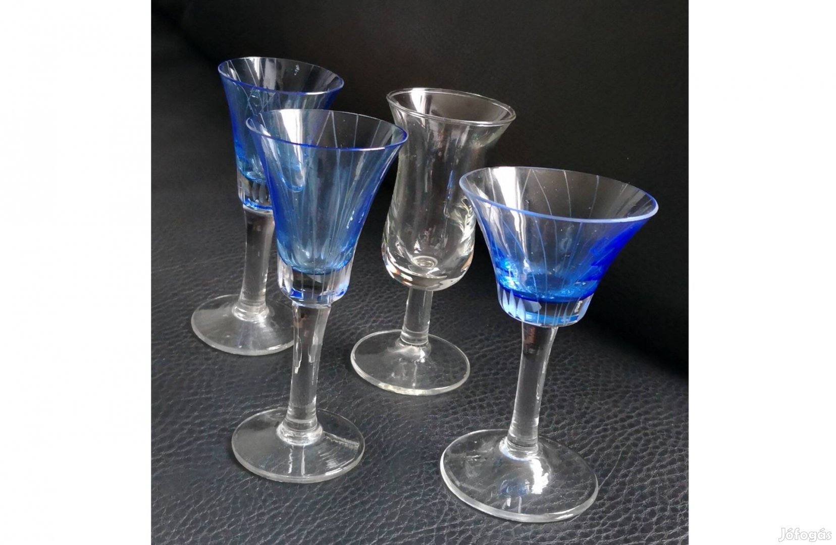 Röviditalos poharak: kék és átlátszó színben