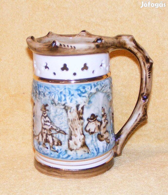 Royal Dux vadász jelenetes korsó