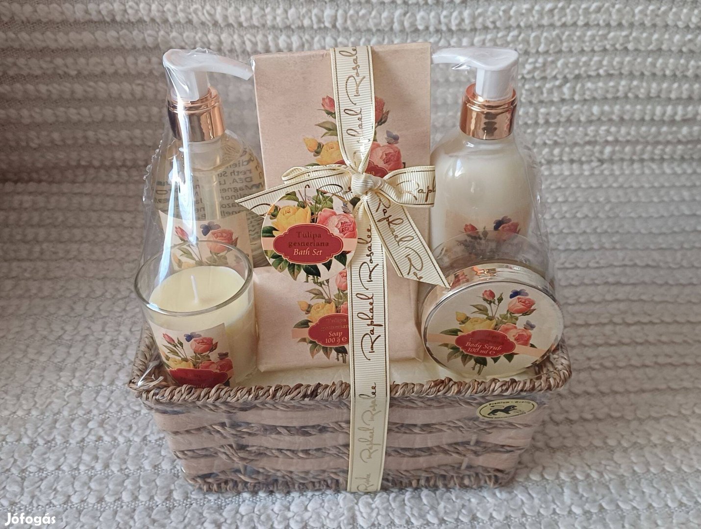 Rózsa illatú ajándékcsomag kosárban