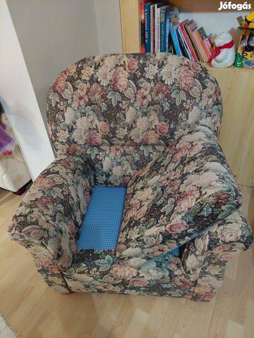 Rózsa mintás kanapé két fotellel eladó
