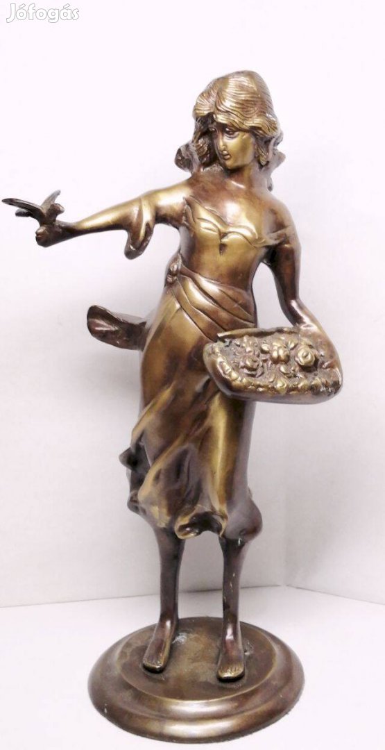 Rózsaárus lányka madárkával, egész alakos bronz szobor, Franciaország