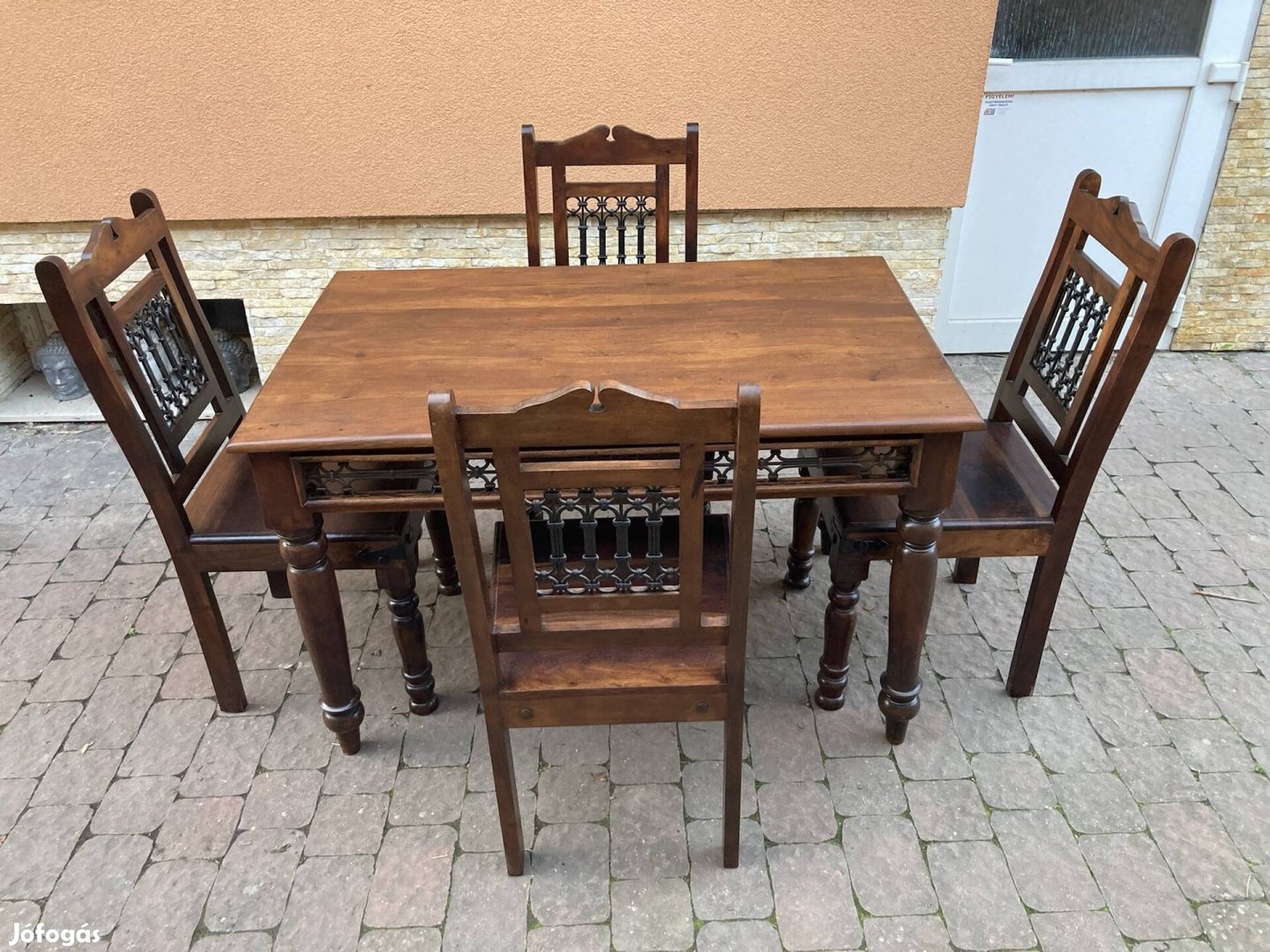Rózsafa asztal 4 db székkel eladó 