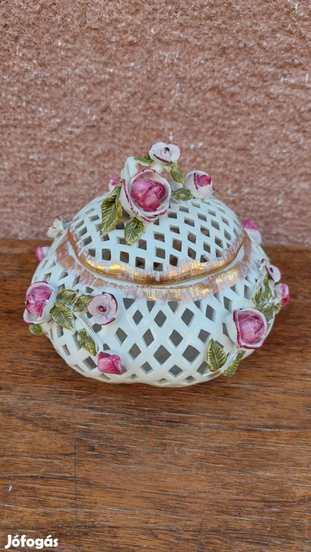 Rózsás, áttört porcelán bonbonier