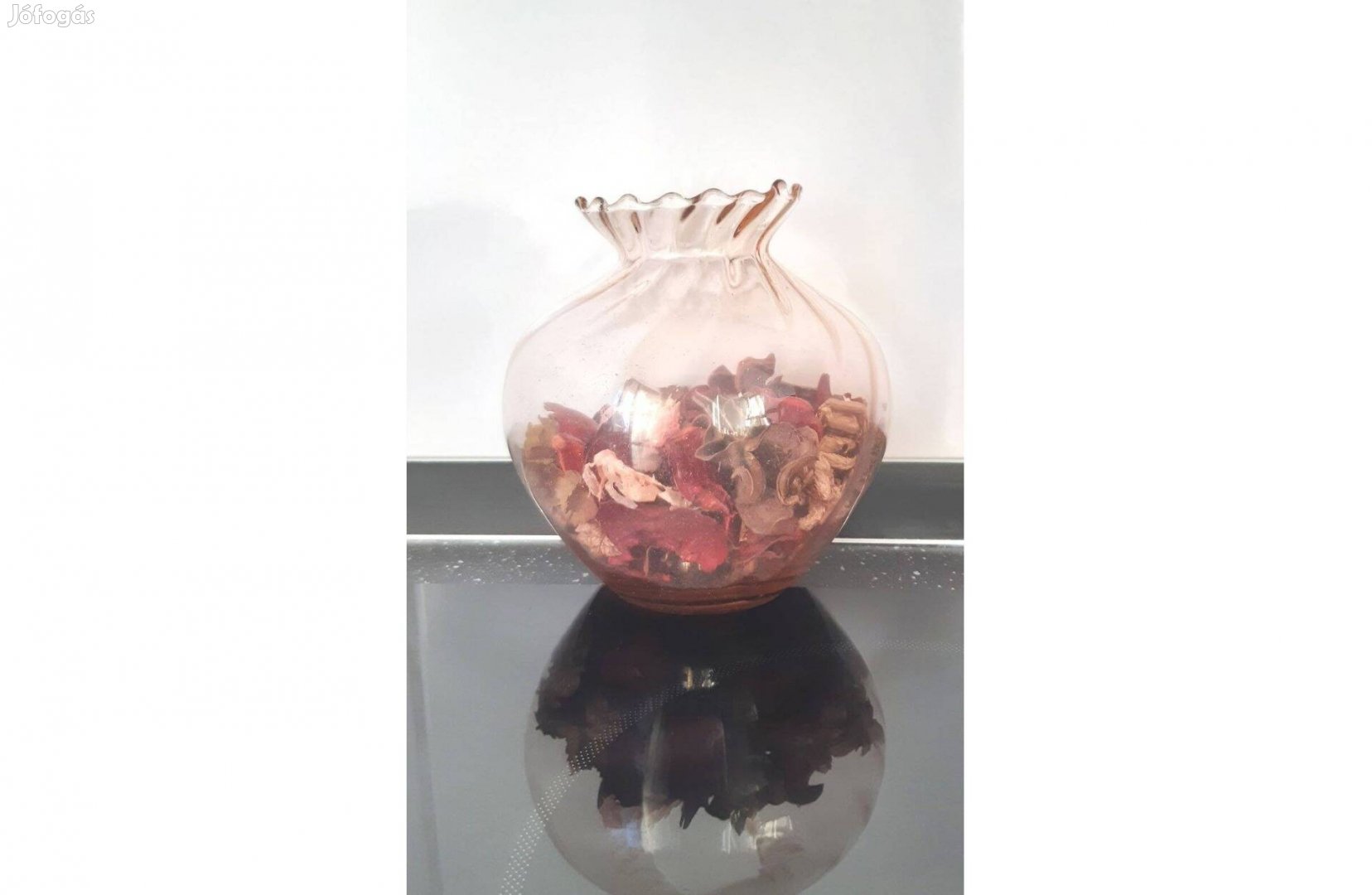 Rózsaszín, dekoratív üveg vázácska keresi új otthonát
