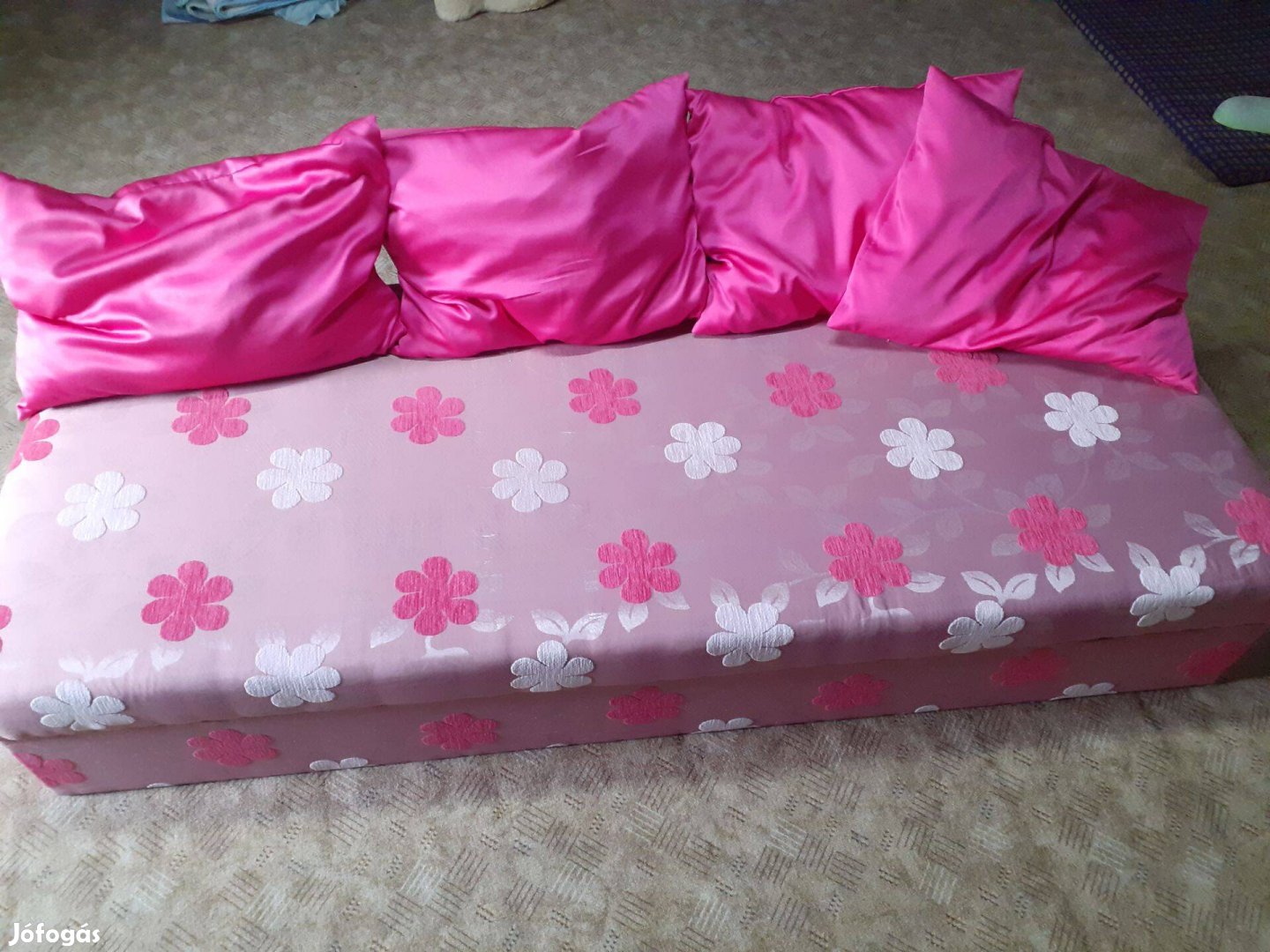 Rózsaszín, virágmintás ágy, heverő, ajándék párnákkal!