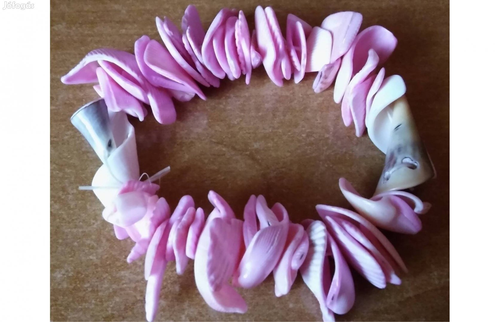 Rózsaszín kagylókból álló karkötő