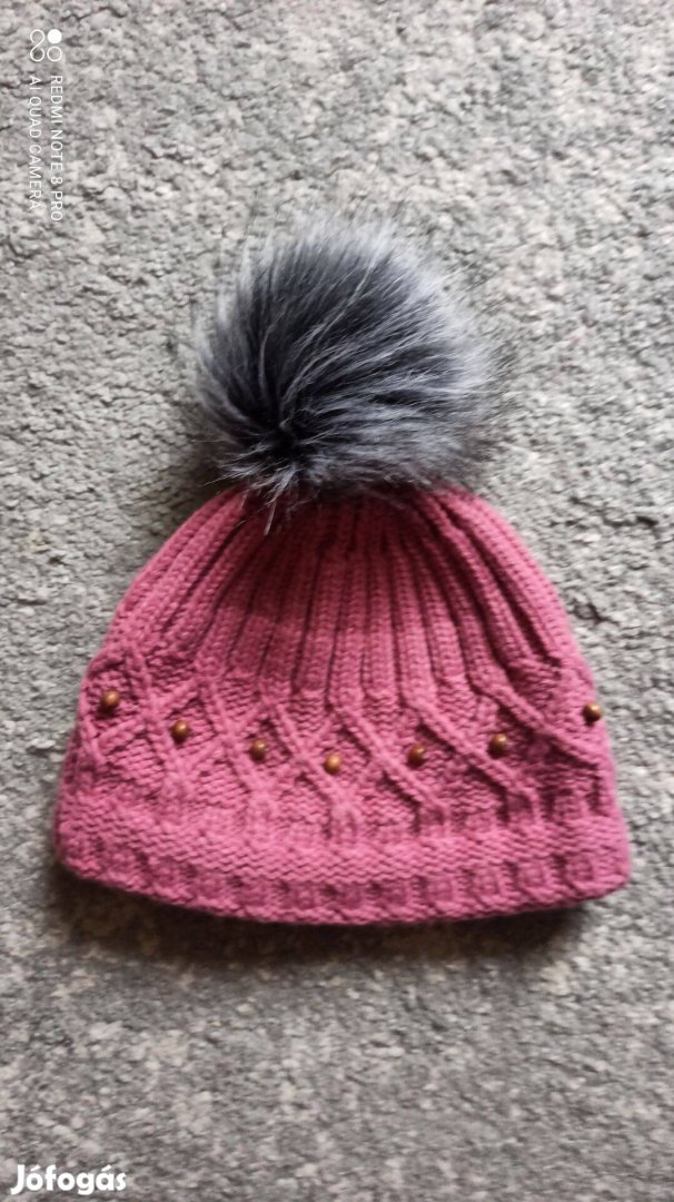 Rózsaszín kötött bojtos sapka