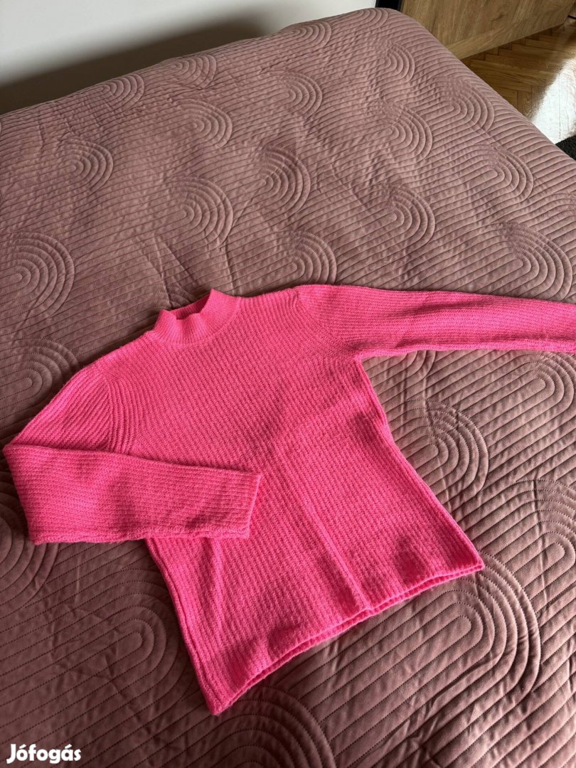 Rózsaszín pulóver, hátul kivágással