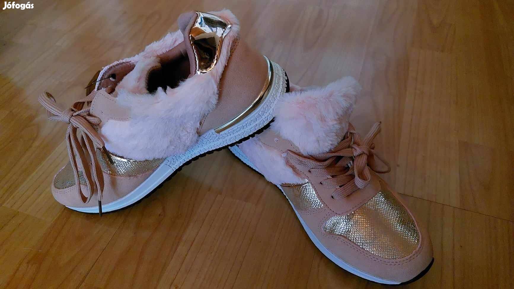 Rózsaszín szőrme díszítésű sportcipő