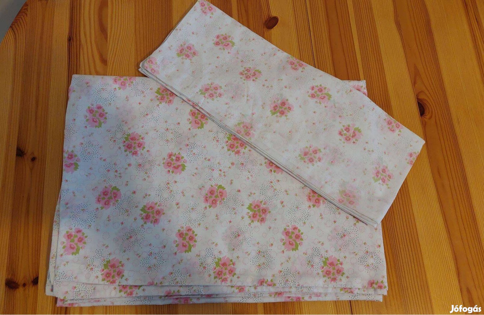 Rózsaszín virágmintás ágynemű