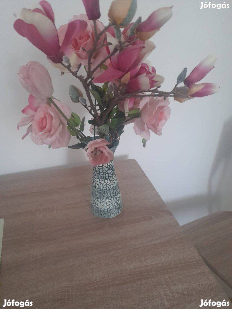 Rózsaszínű magnóliák vázában