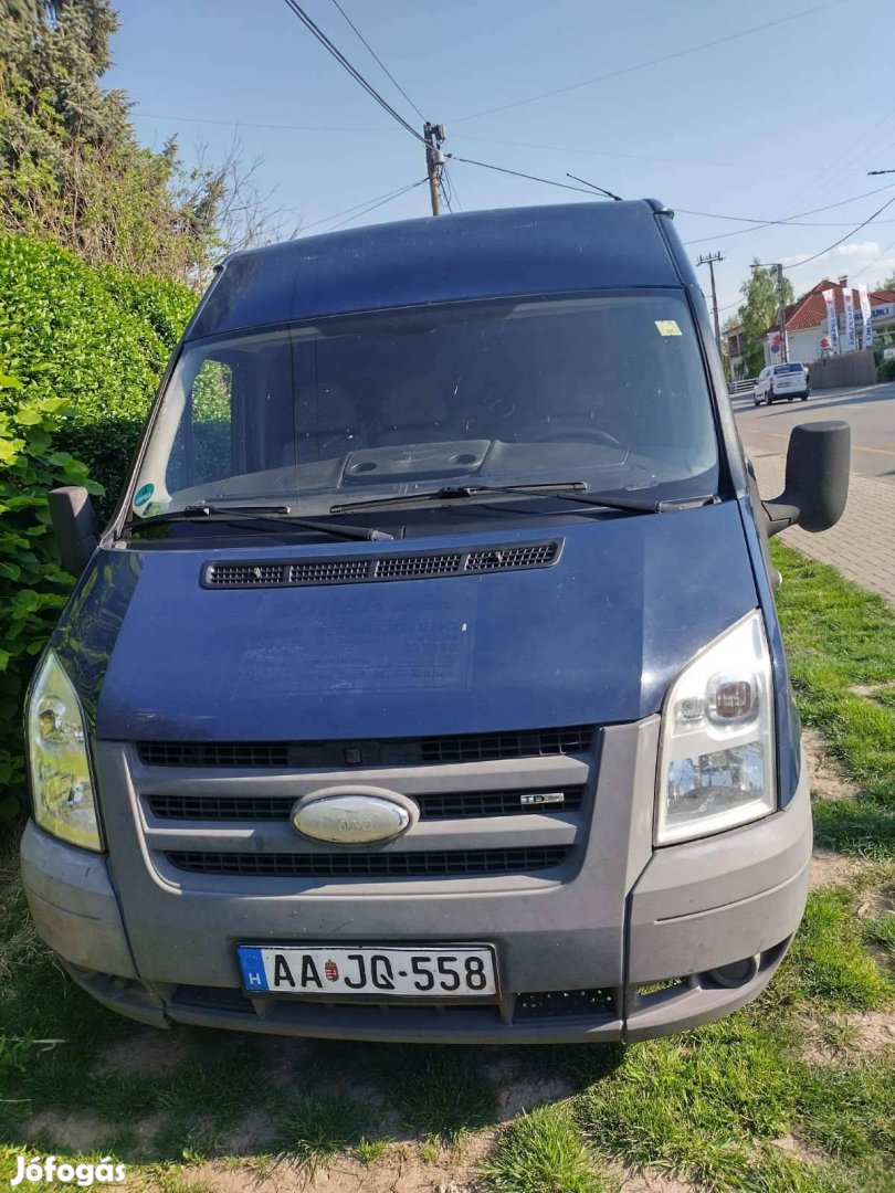Rozsdamentes Ford Transit teherautó friss műszakival
