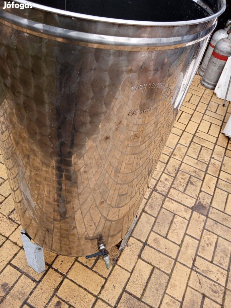 Rozsdamentes Inox 300 l tartály eladó