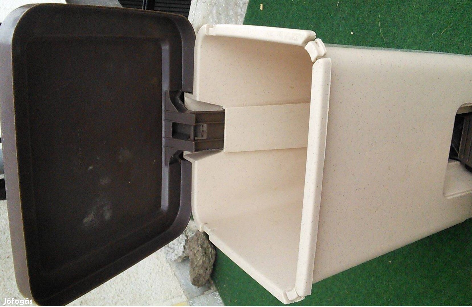 Rubbermaid Curver szemetes pedálos 8 liter
