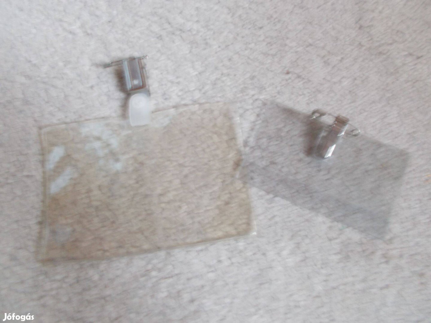 Ruhára csíptethető névtábla-tokok