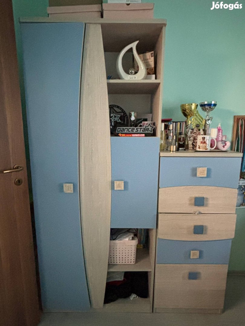 Ruhásszekrény