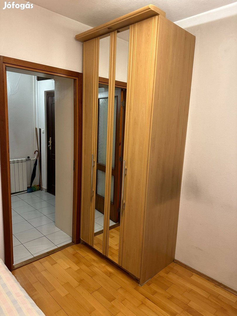 Ruhásszekrény harmonika ajtóval
