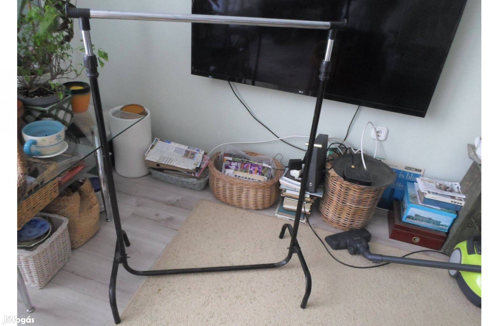 Ruhatartó állvány, fémből. Szétszedve is szállítható