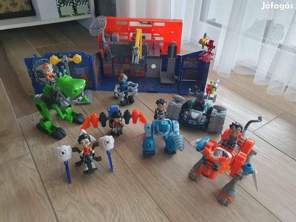 Rusty Rivets rendbe hozza labor, járművek és robotok