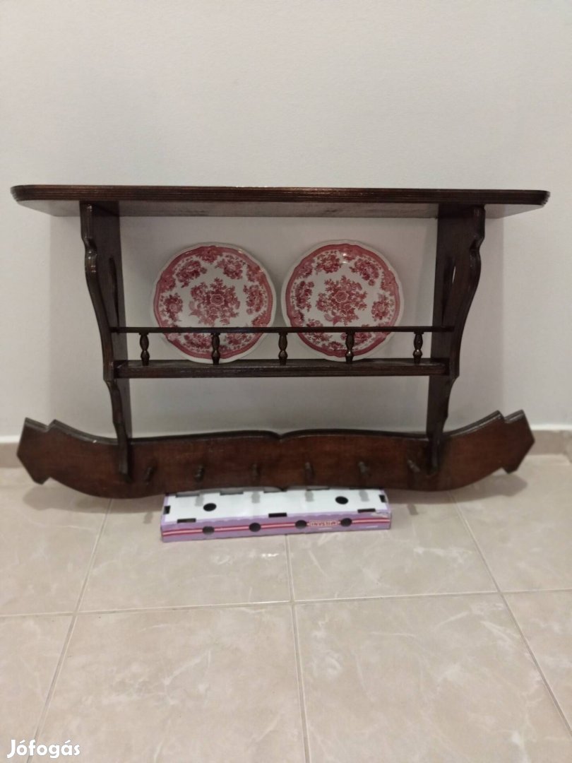 Rusztikus fali polc tányérokkal