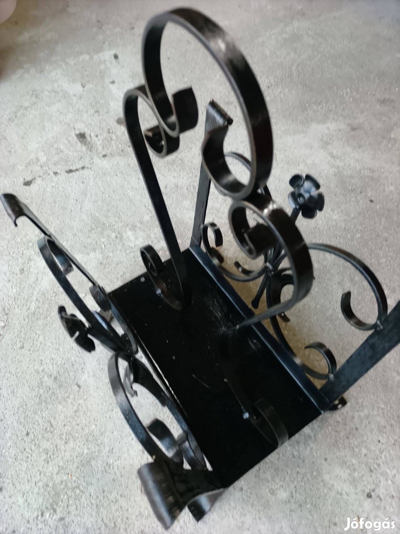 Rusztikus kovácsoltvas újságtartó