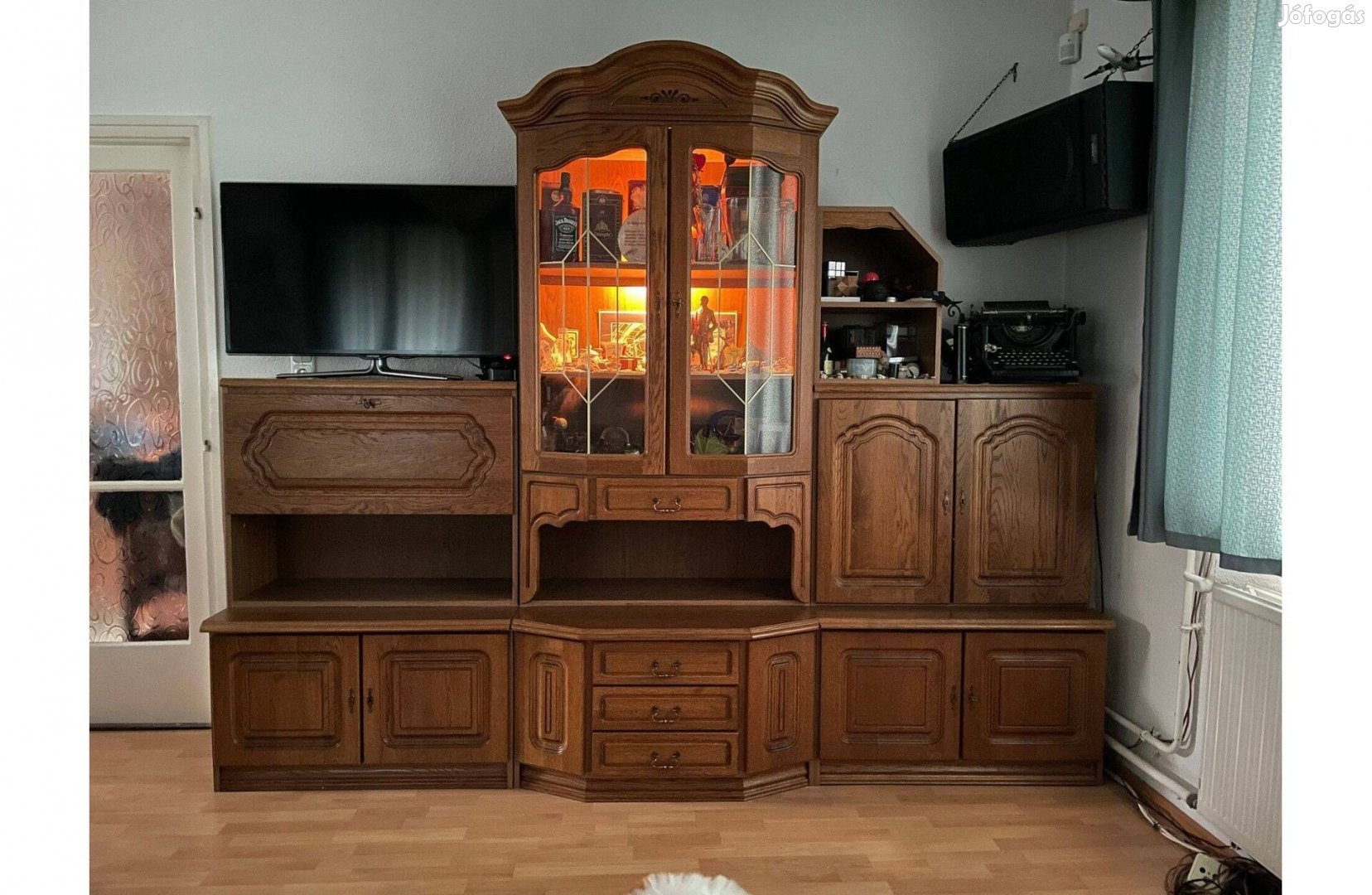 Rusztikus vitrines szekrénysor
