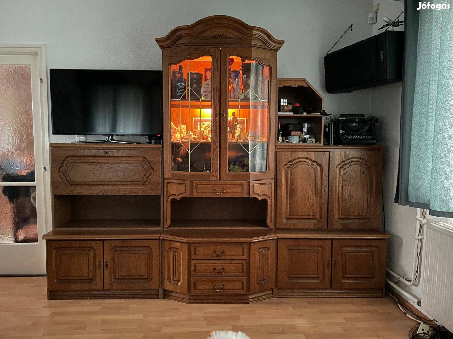 Rusztikus vitrines szekrénysor