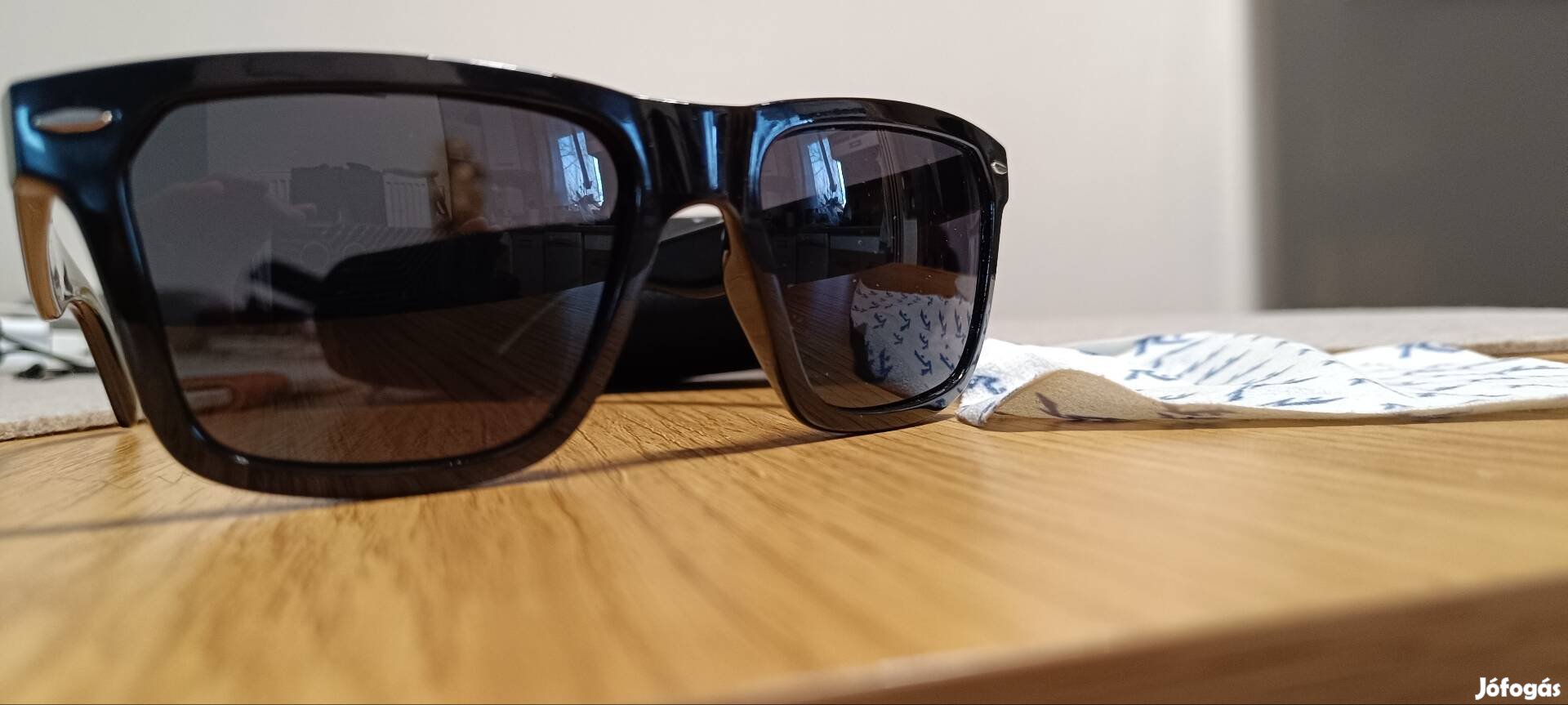 Rutsy márkájú napszemüveg tárolójában