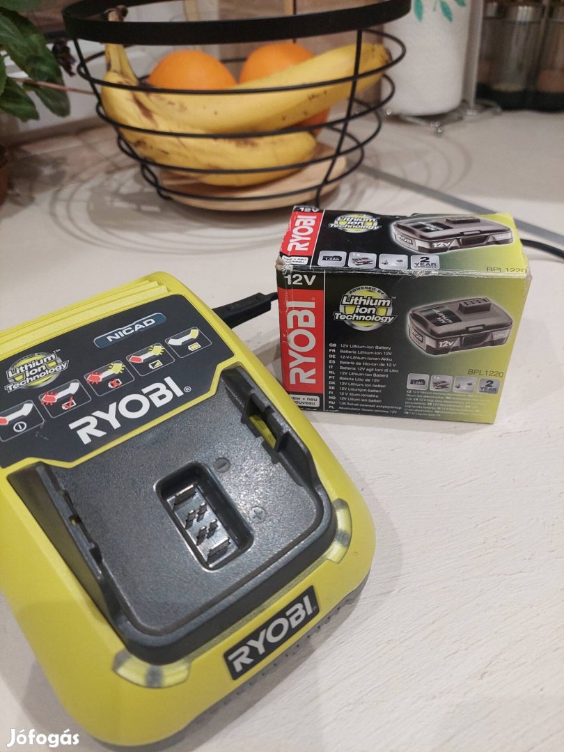 Ryobi 12v-os töltő aksival