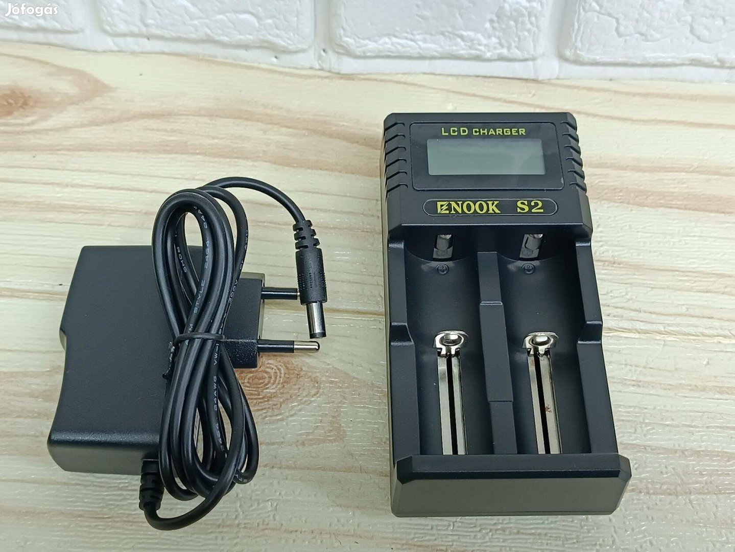 S2 LCD kijelzős 2db Li-Ion és vagy NiMh-t típusú akkumulátor töltésére