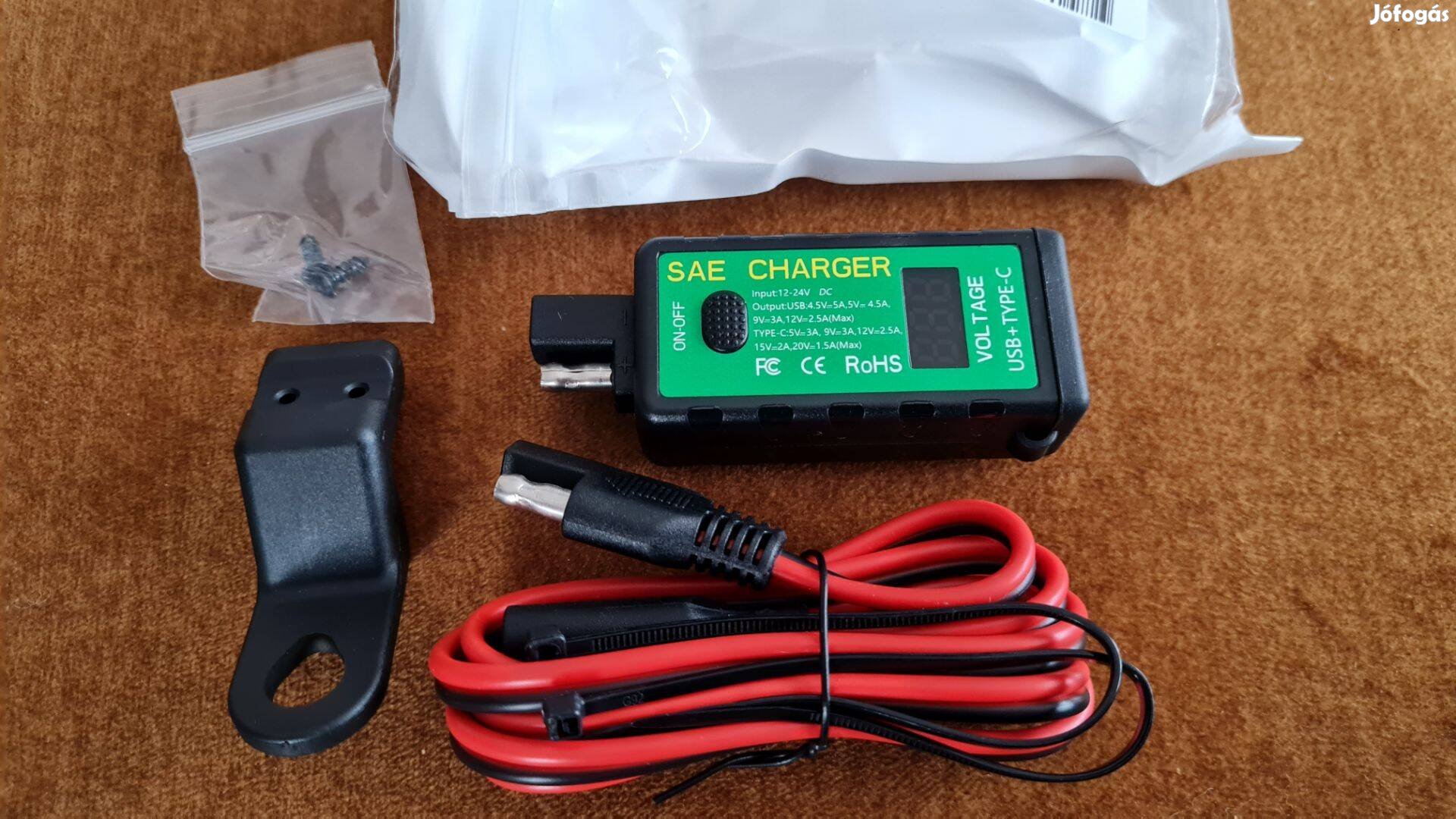 SAE USB adapter LED voltmérő töltő kábel vezeték motor USB C töltő