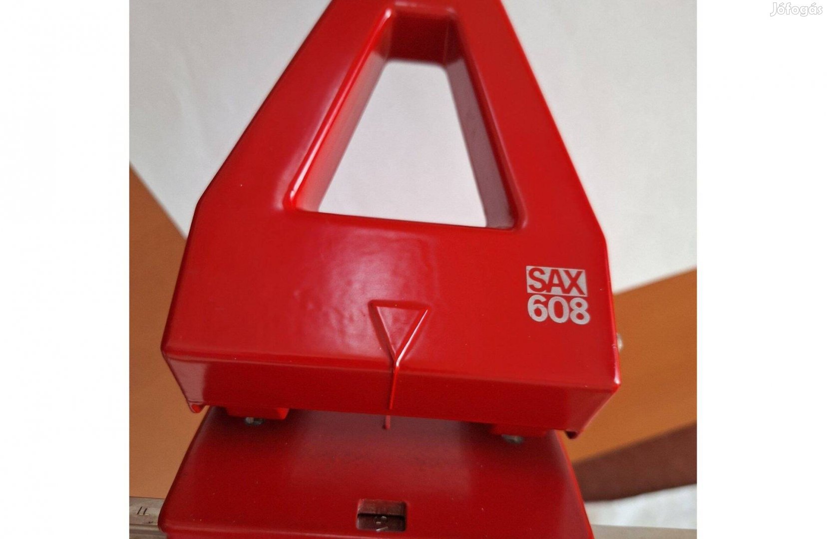 SAX 608 piros lyukasztógép újszerű