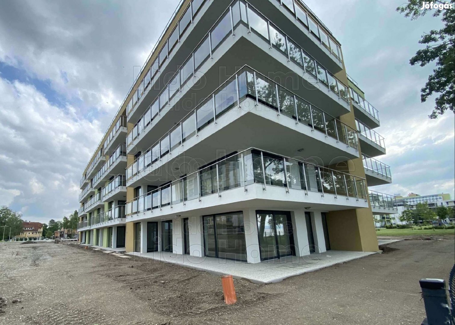 SIÓFOK EZÜSTPARTON ÚJ ÉPÍTÉSŰ VÍZPARTI LAKÁS ELADÓ!