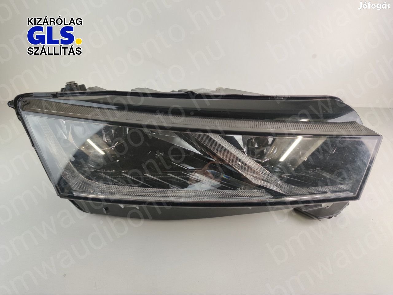 SKODA OCTAVIA IV (NX3, NN3, PV3) Jobb első fényszóró (5E4941016A)