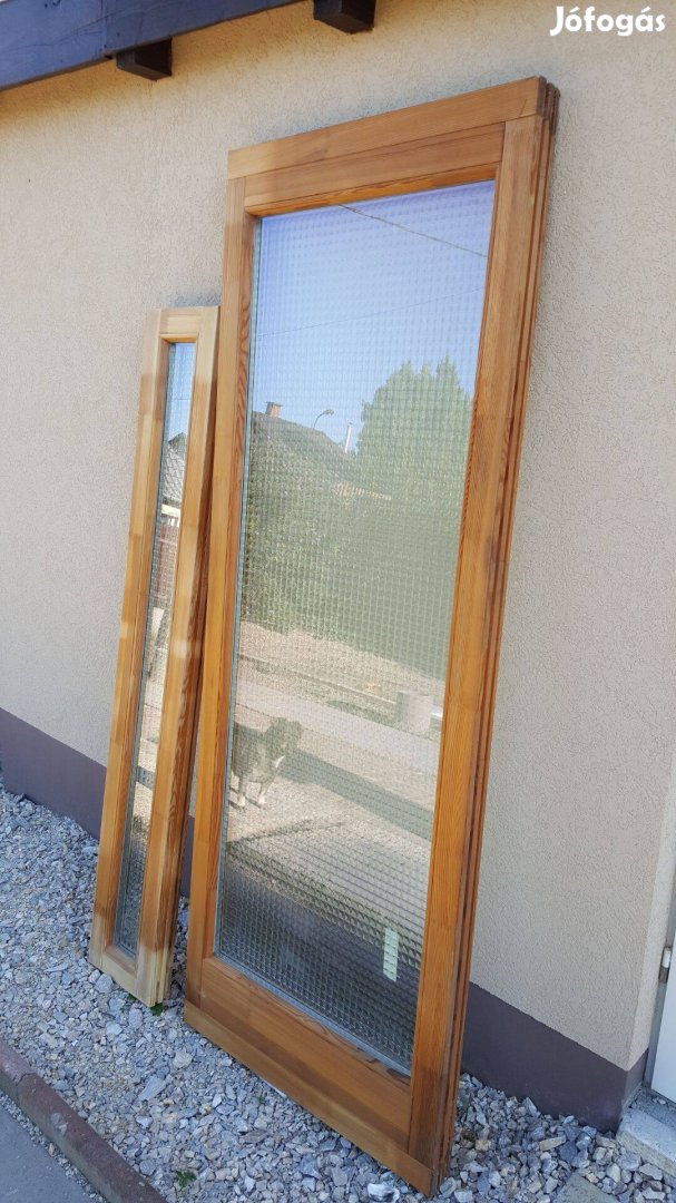 SOFA fa oldal és felülvilágító ajtó mellé