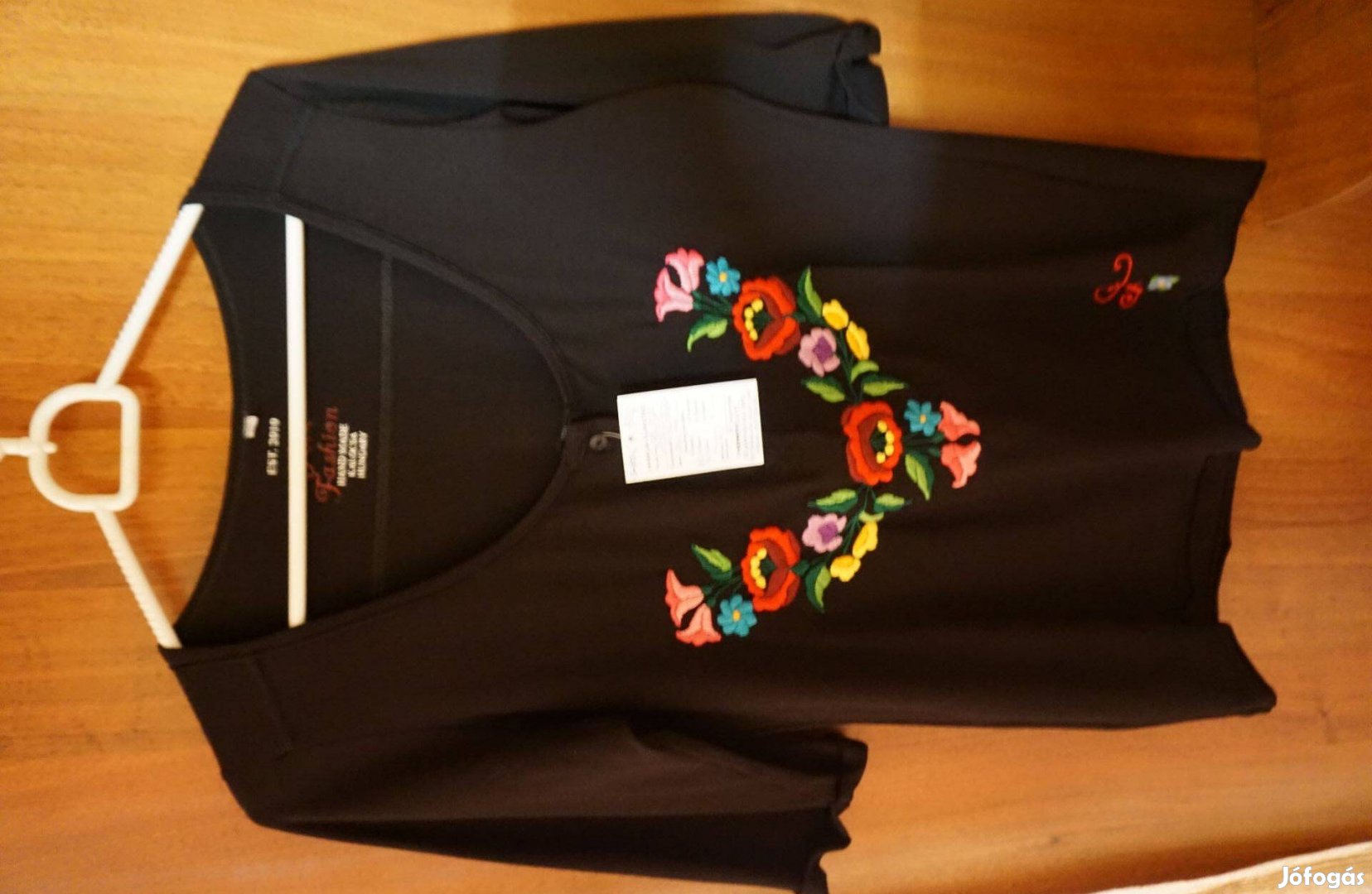 S-es fekete, rövid újjú kivágásos női blúz kalocsai