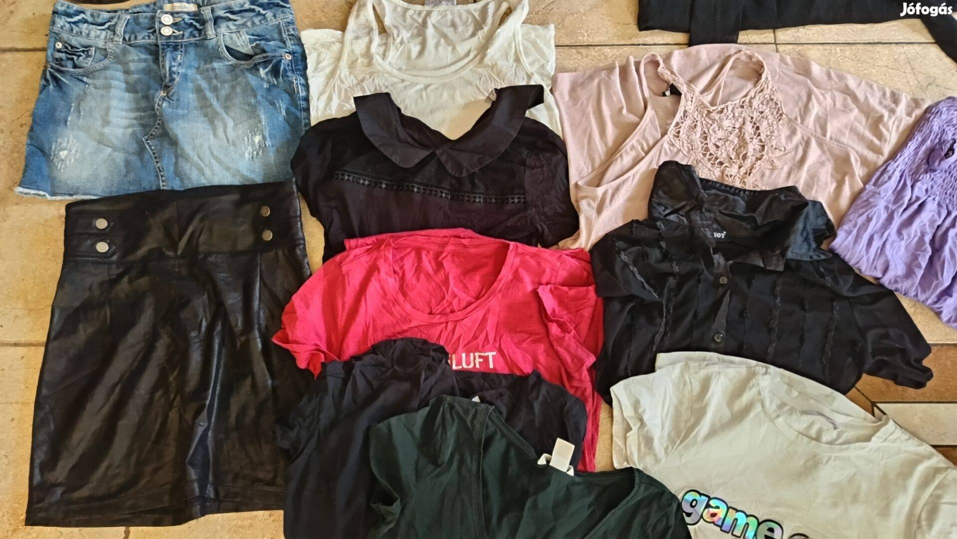 S-es női 17 db-os ruhacsomag olcsón eladó!