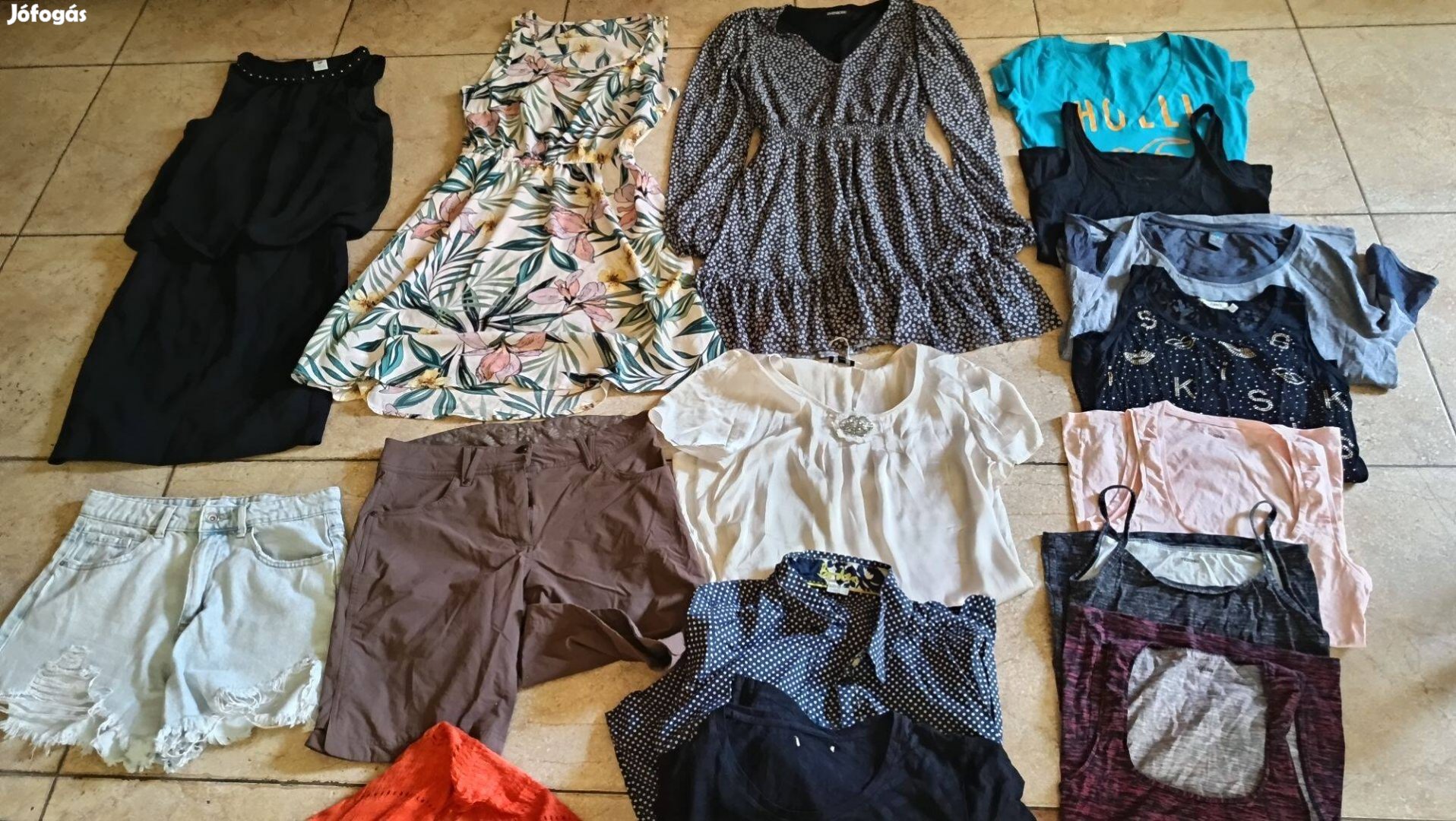 S-es női 17 db-os ruhacsomag olcsón eladó!