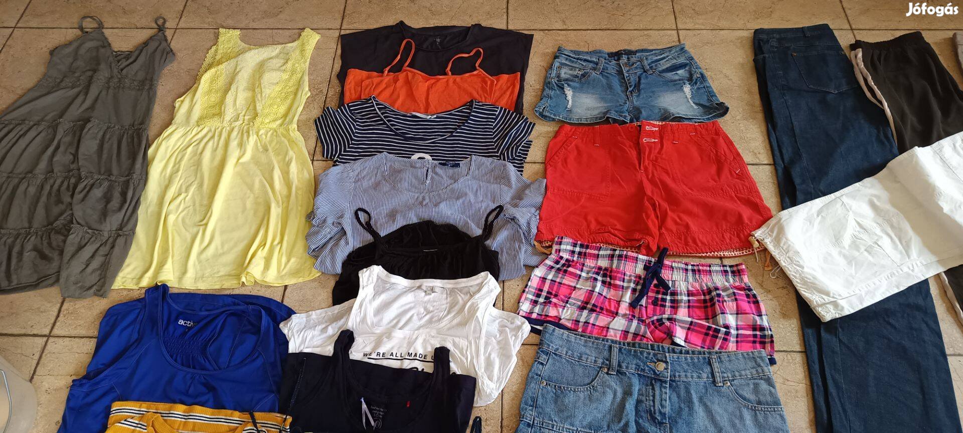 S-es női 26 db-os ruhacsomag eladó!