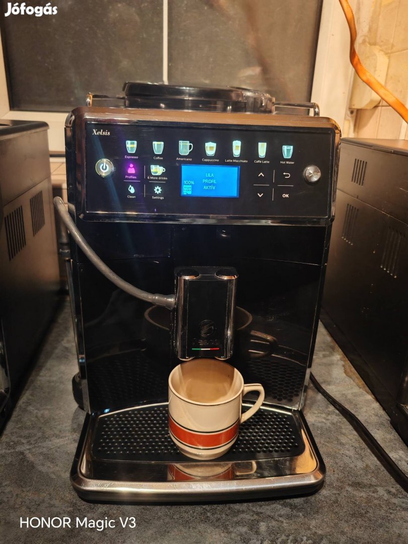 Saeco Xelsis SM7580 érintőkijelzős automata daralós kavéfőző