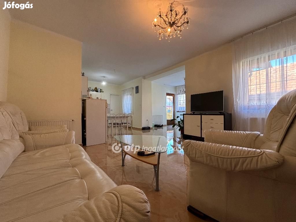 Ságvári 70 nm-es ház eladó