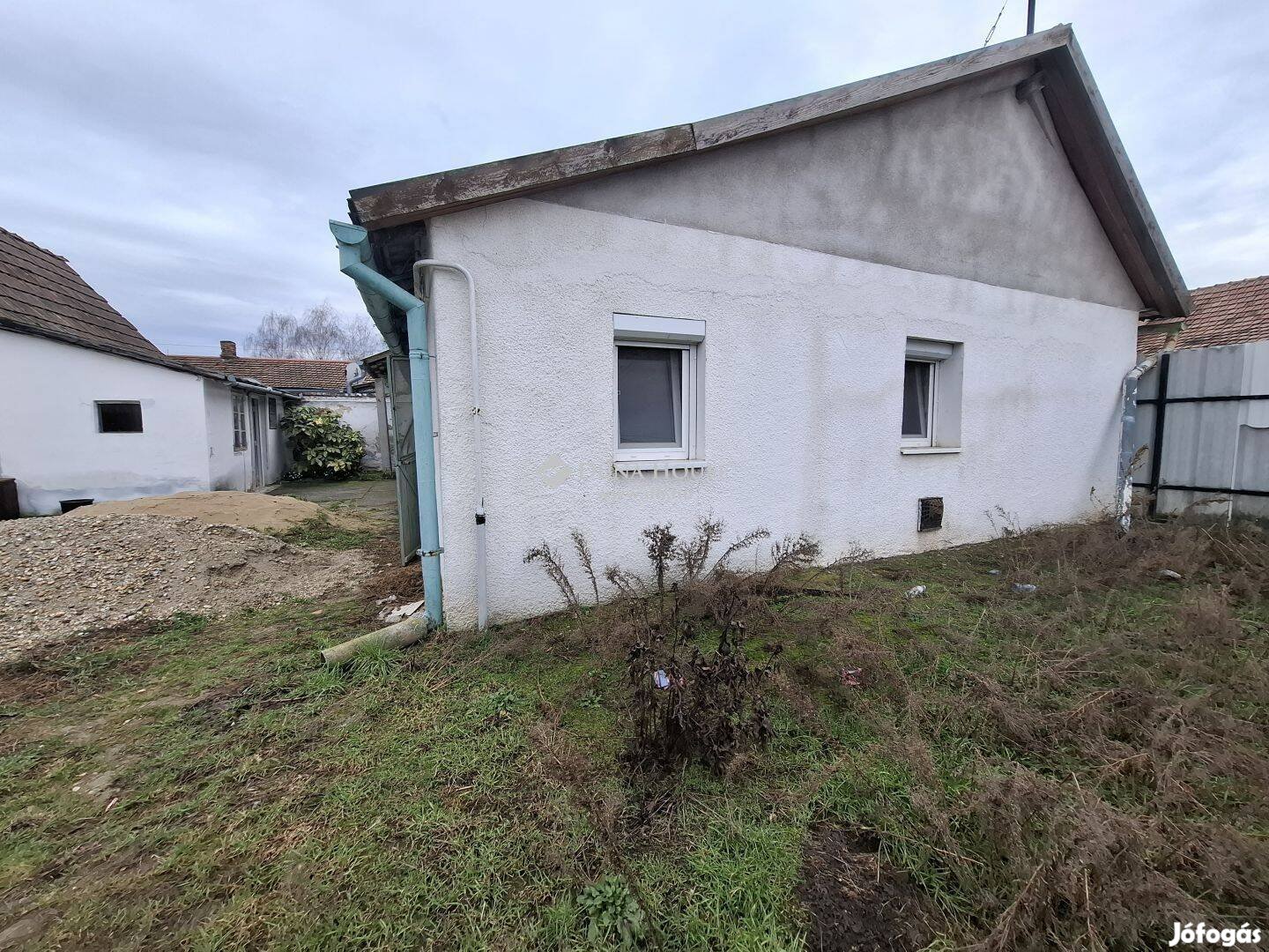 Saját udvaros ház félkész állapotban melléképületekkel