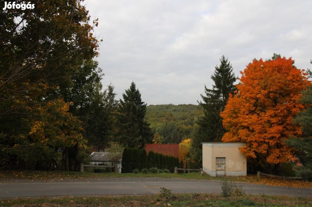 Salgótarján Görbe úton napelemes teljesen felújított kisház.